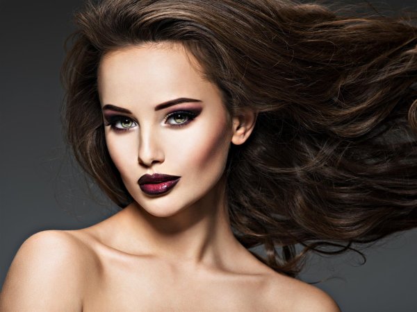 Девушка с макияжем