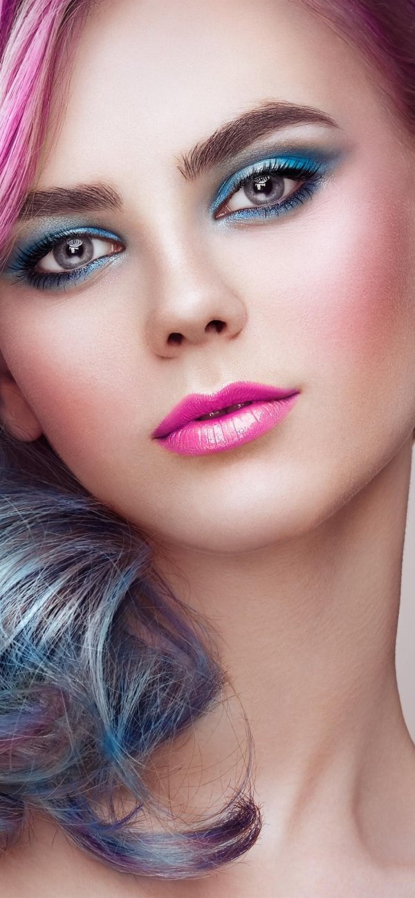 Девушка с макияжем