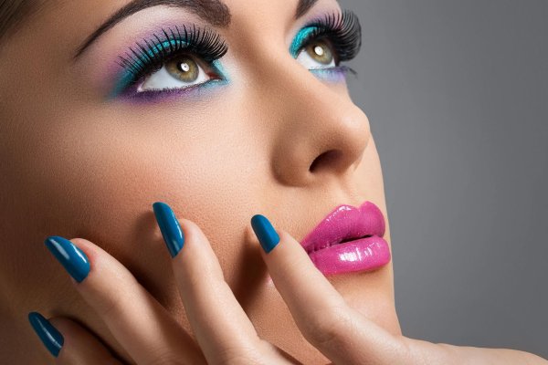 Девушка с макияжем