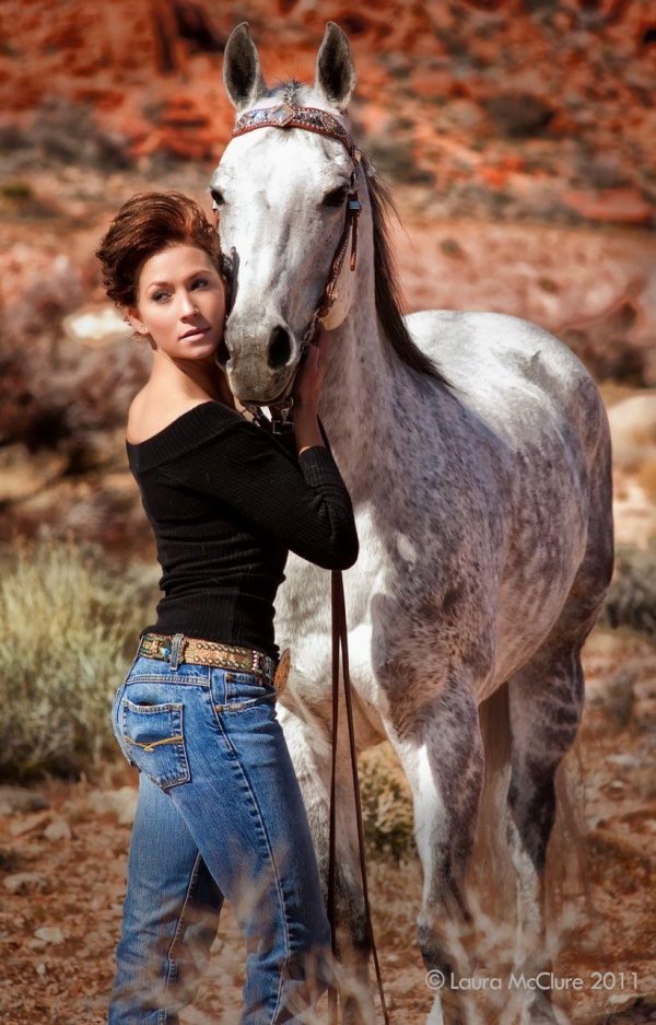 Девушка с лошадью