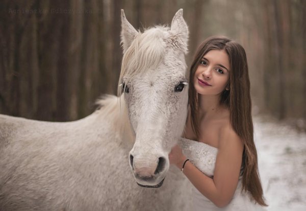 Девушка с лошадью