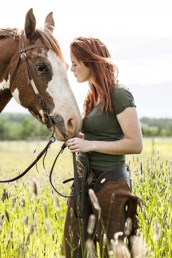 Девушка с лошадью