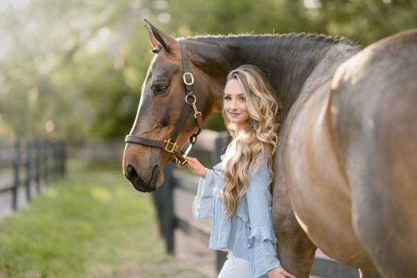 Девушка с лошадью