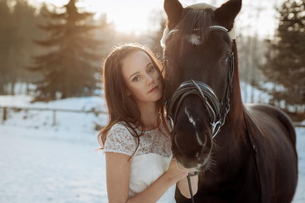 Девушка с лошадью