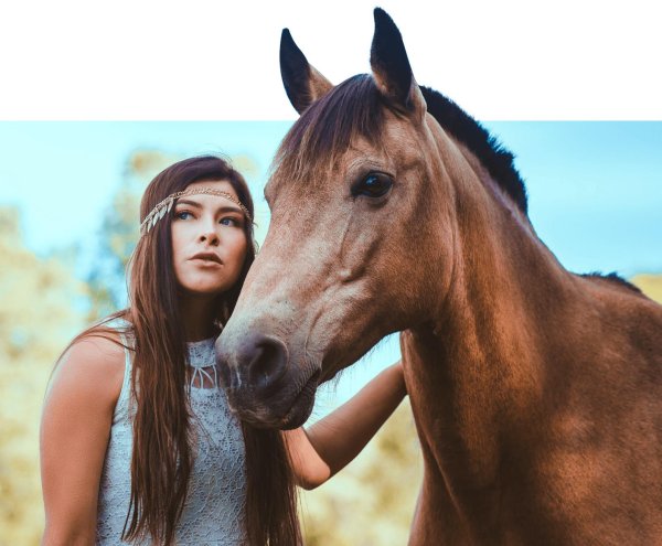 Девушка с лошадью