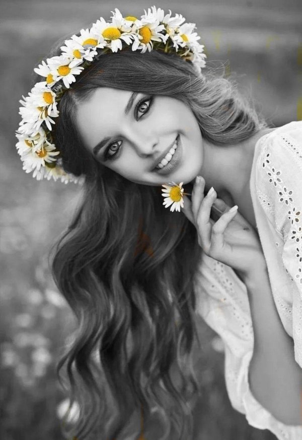 Девушка с ромашками