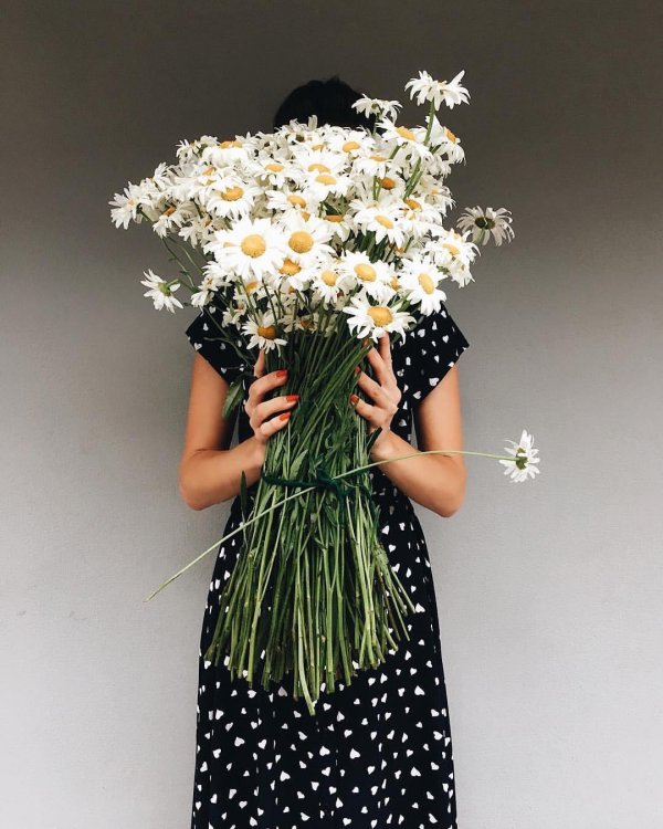 Девушка с ромашками