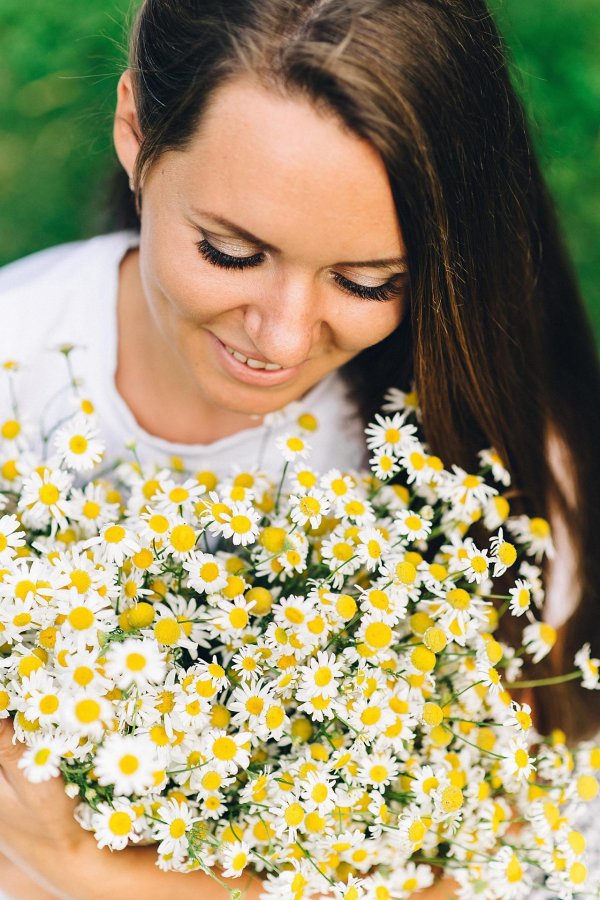 Девушка с ромашками