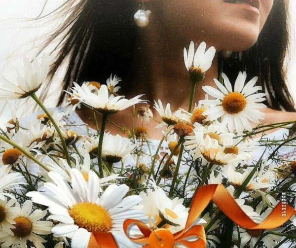 Девушка с ромашками