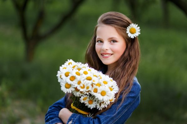 Девушка с ромашками