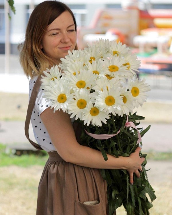 Девушка с ромашками