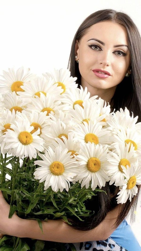 Девушка с ромашками