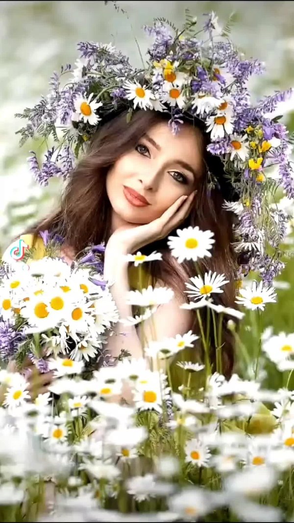 Девушка с ромашками