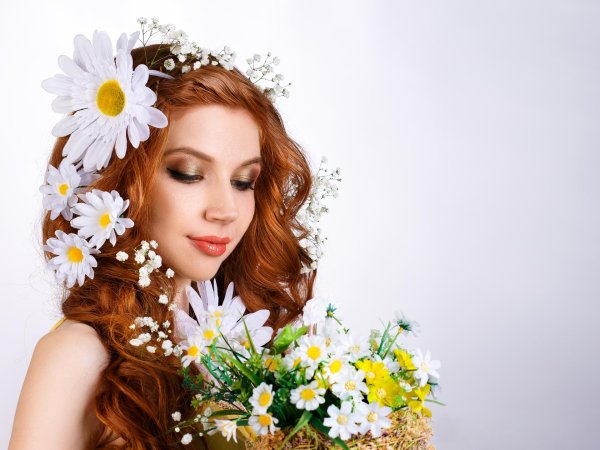 Девушка с ромашками