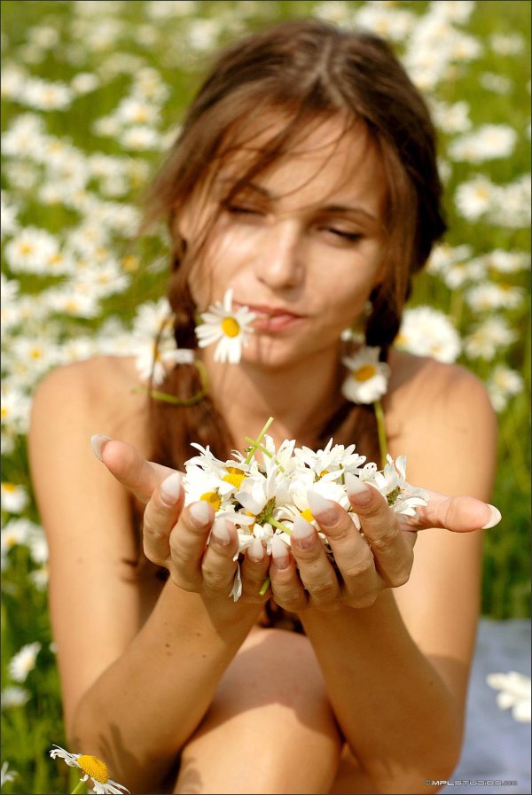 Девушка с ромашками