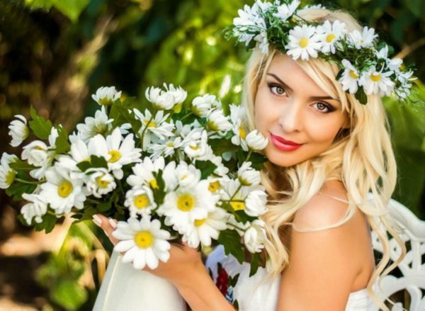 Девушка с ромашками
