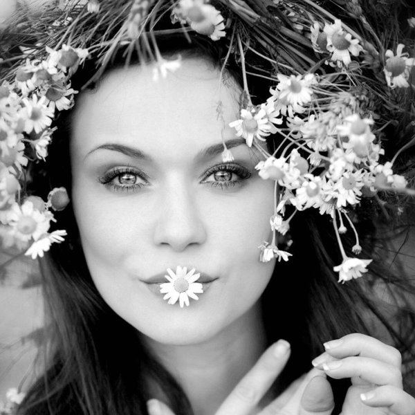 Девушка с ромашками