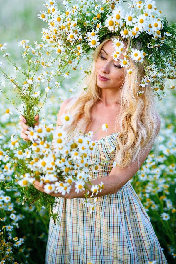 Девушка с ромашками