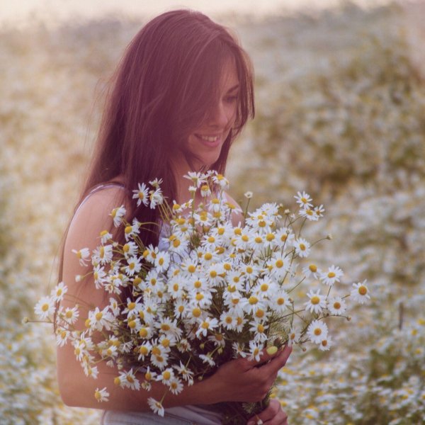 Девушка с ромашками