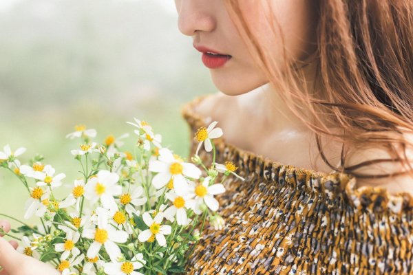 Девушка с ромашками