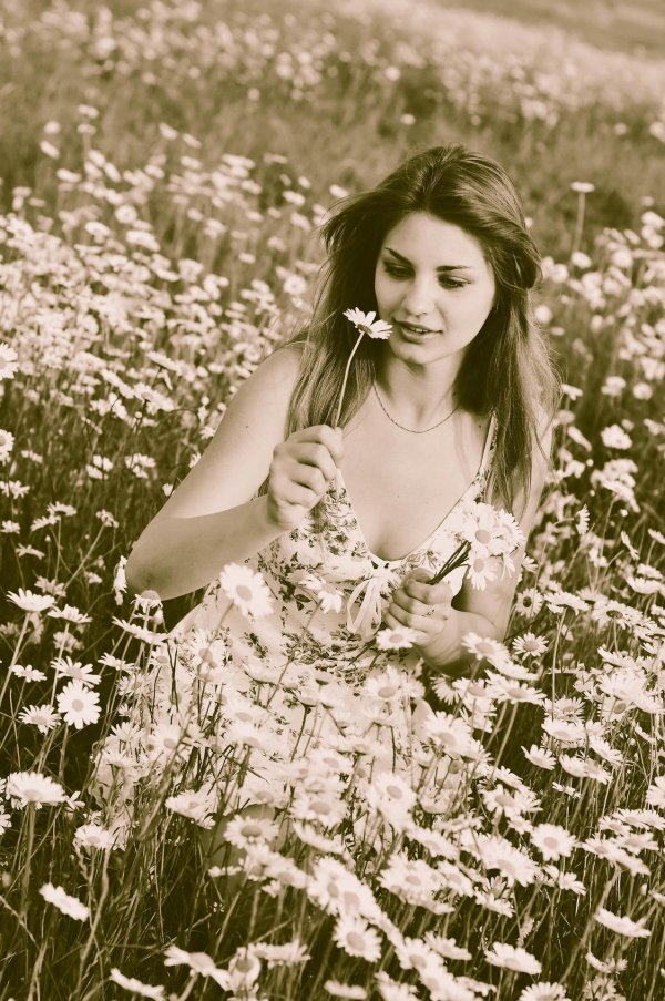 Девушка с ромашками