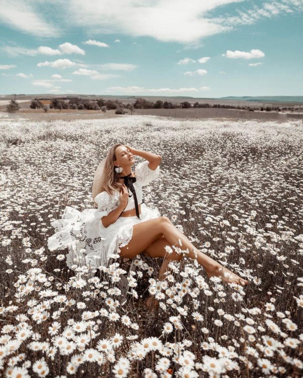 Девушка с ромашками