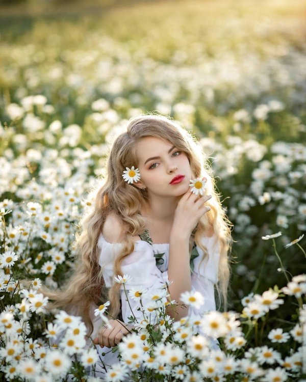 Девушка с ромашками