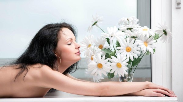 Девушка с ромашками