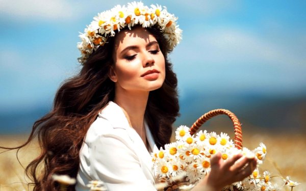 Девушка с ромашками