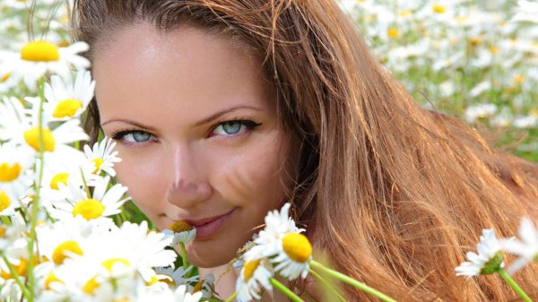 Девушка с ромашками