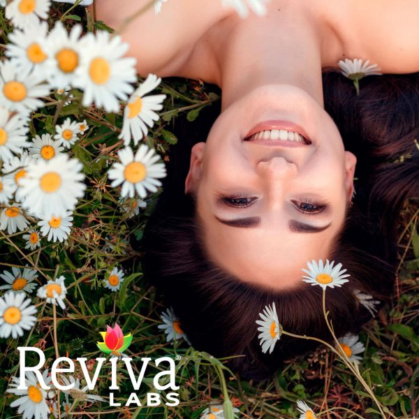 Девушка с ромашками