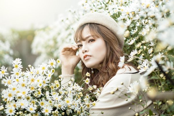 Девушка с ромашками