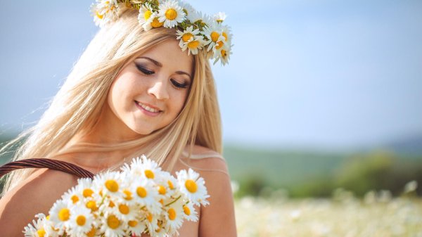 Девушка с ромашками