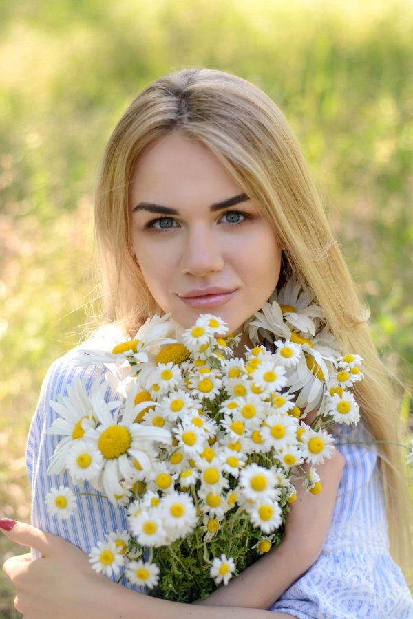 Девушка с ромашками