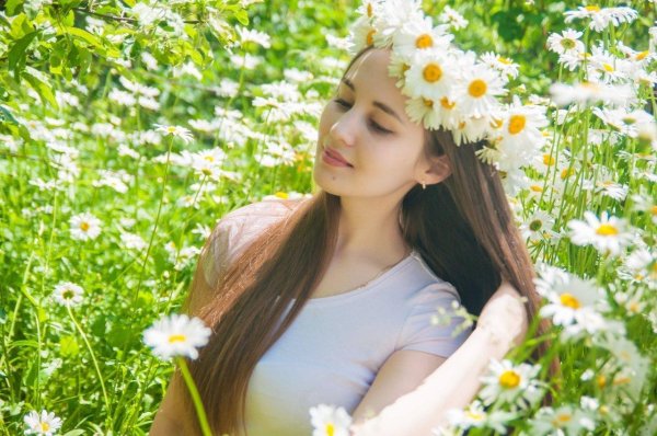 Девушка с ромашками