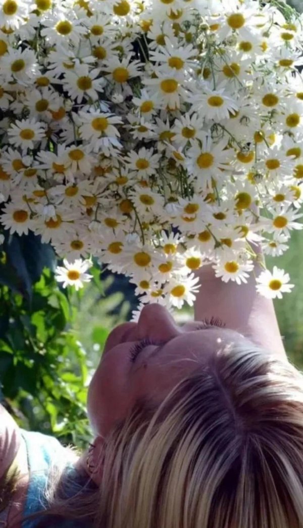 Девушка с ромашками