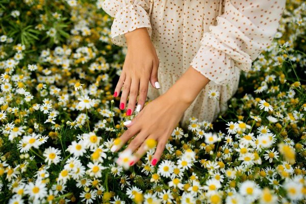 Девушка с ромашками