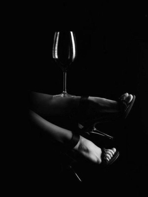 Девушка с бокалом