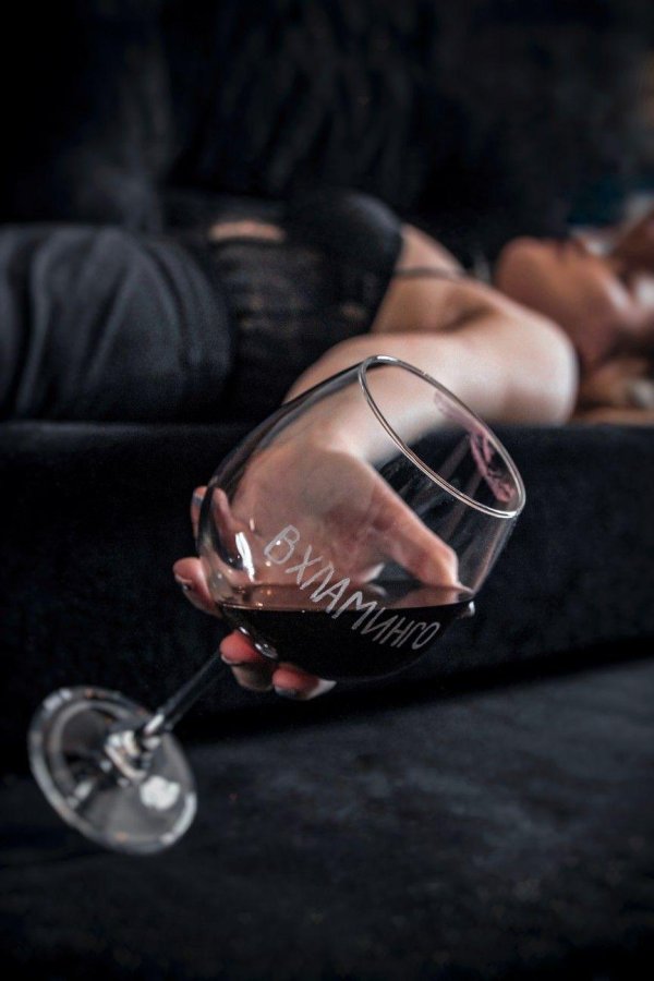 Девушка с бокалом