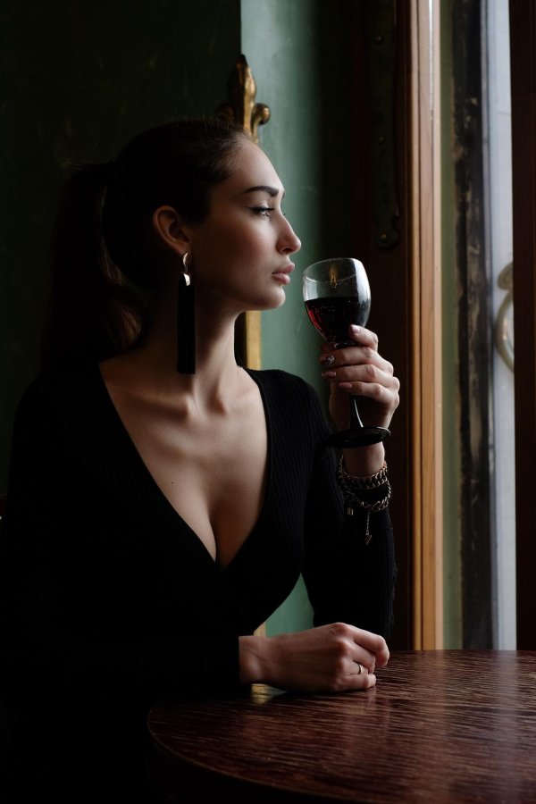 Девушка с бокалом