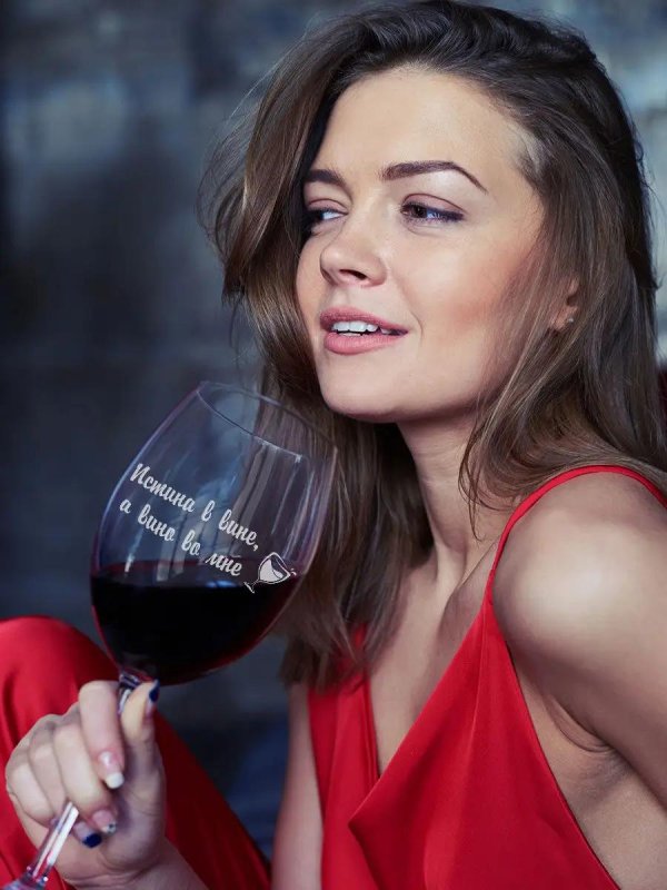 Девушка с бокалом