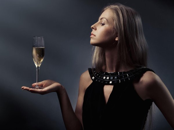 Девушка с бокалом