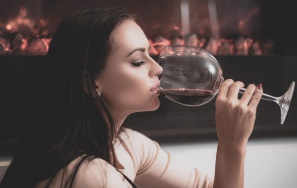 Девушка с бокалом