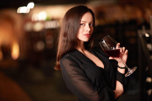 Девушка с бокалом