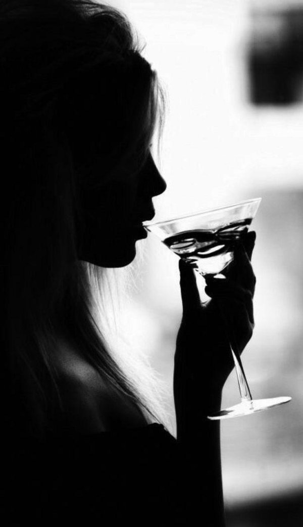 Девушка с бокалом
