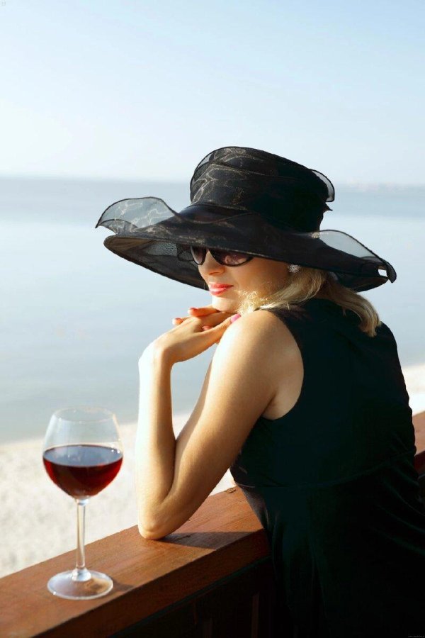 Девушка с бокалом