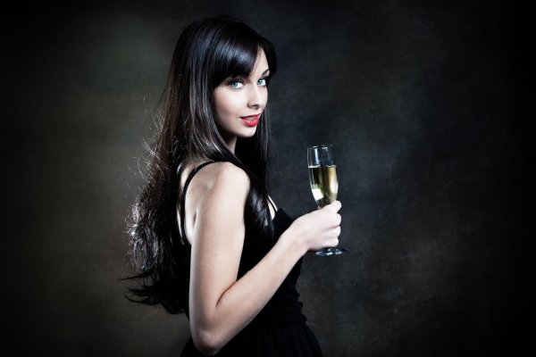 Девушка с бокалом