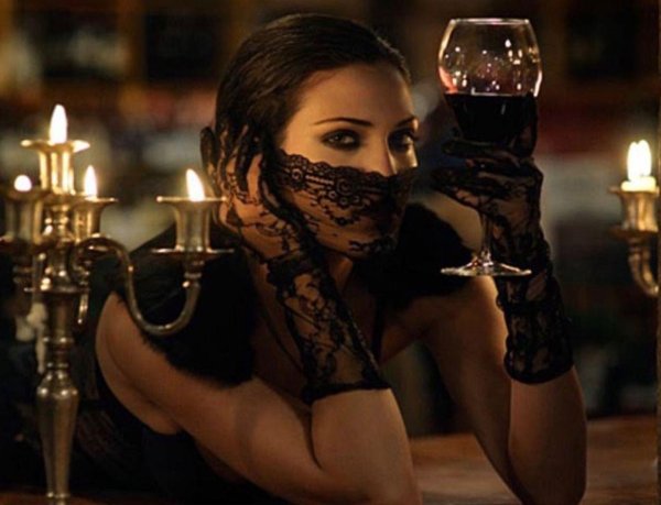 Девушка с бокалом