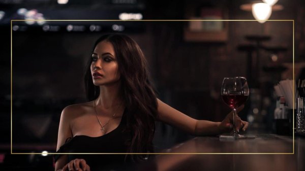 Девушка с бокалом