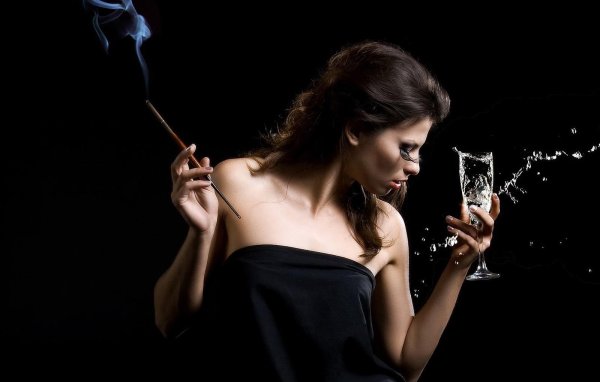 Девушка с бокалом